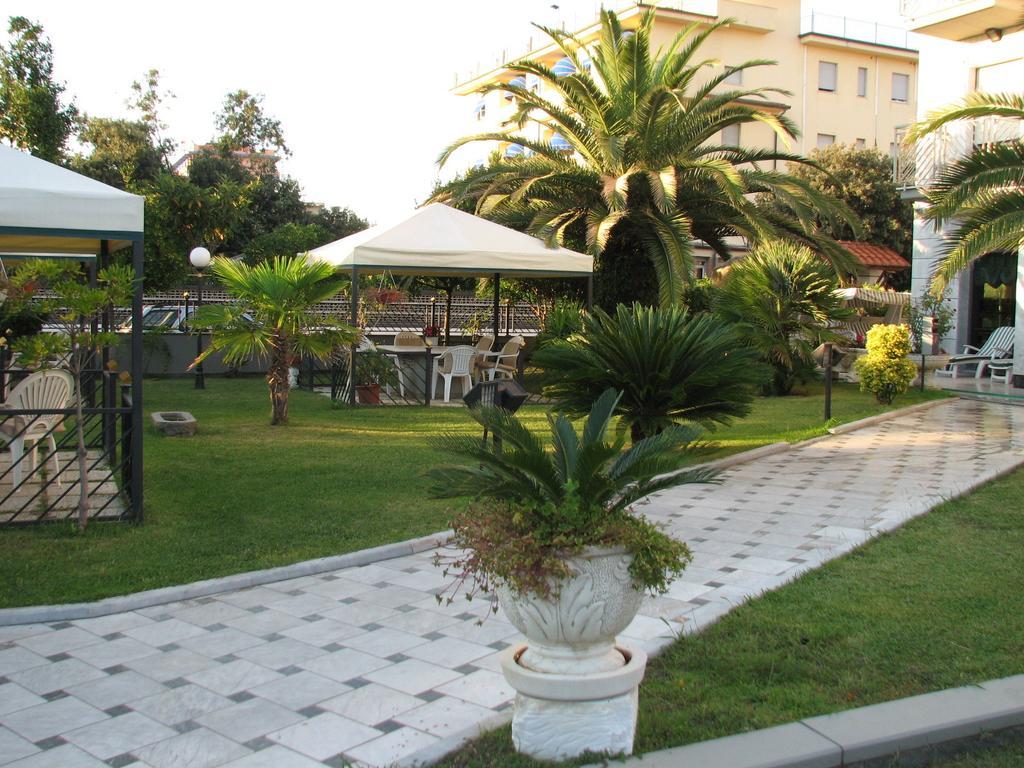 Hotel Smeraldo Lido di Camaiore Kültér fotó